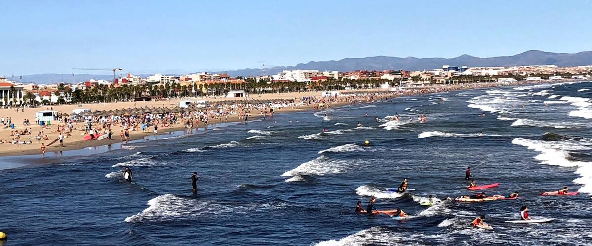 Playa de la Malvarrosa, one of Valencia´s best beaches has clean white sands, lined with many restaurants and is located close to the city.
This excellent urban beach is located in the north of the municipal district, between the town of Alboraya and Calle Acequia de la Cadena. With a length of 1 kilometre and an average width of 135 metres, it is a wide and open beach with fine sand, bordered by the promenade and equipped with numerous services.