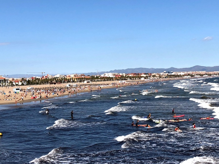 Playa de la Malvarrosa, one of Valencia´s best beaches has clean white sands, lined with many restaurants and is located close to the city.
This excellent urban beach is located in the north of the municipal district, between the town of Alboraya and Calle Acequia de la Cadena. With a length of 1 kilometre and an average width of 135 metres, it is a wide and open beach with fine sand, bordered by the promenade and equipped with numerous services.