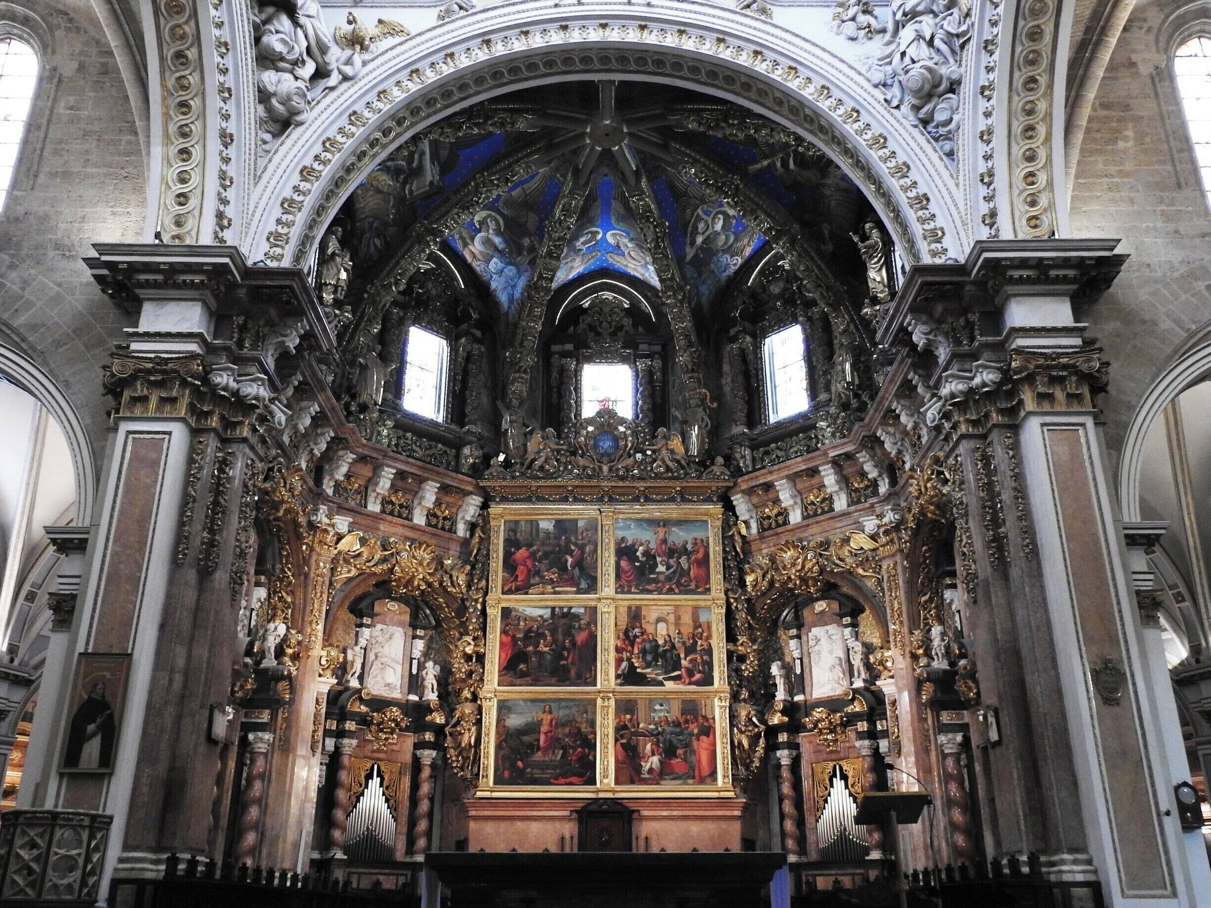 Catedral muito bonita. O altar é maravilhoso. Além da catedral podemos conhecer também o museu que além de quadros, manuscritos e estátuas, tem também escavações arqueológicas que remontam aos romanos e ao islamismo.

#valencia #cathedral #spain #espana #museum #TroveOnTuesday