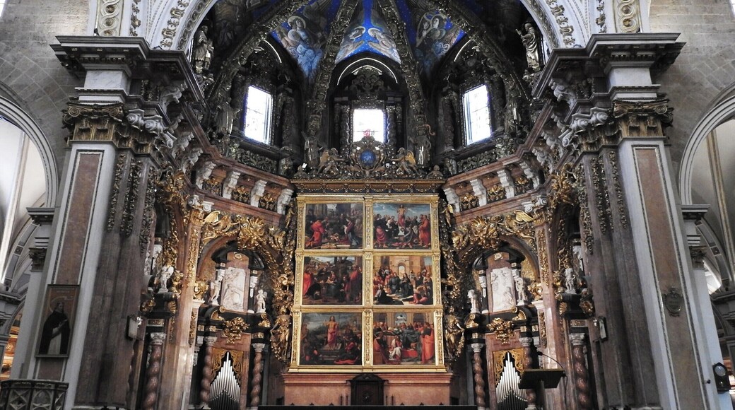 Catedral muito bonita. O altar é maravilhoso. Além da catedral podemos conhecer também o museu que além de quadros, manuscritos e estátuas, tem também escavações arqueológicas que remontam aos romanos e ao islamismo.
#valencia #cathedral #spain #espana #museum #TroveOnTuesday