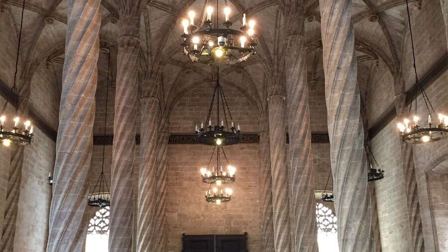 The "Lonja" was built in the 15th century in the Gothic style. đđŒHeređđŒ, the Trading Hall where merchants from all over the đ closed their deals. They traded all sort of goods, but mainly silk, lots of silk!! It was conceived as a temple dedicated to the noble art of trading and symbolized paradise. The vaults represent the sky (they were even painted in blue with golden ââïžïž). See all those columns? They are 17 mt high and do also have a meaning. Hint: đŽ.
âšBONUSâš: on Sundays and public holidays the entrance is FREE!! Yay! (Price: EUR 2)
âąâąâąâąâąâąâąâąâąâąâąâąâąâąâąâąâąâąâąâąâąâąâąâąâąâąâąâąâą
La Lonja se construyĂł en el siglo XV y es de estilo gĂłtico. đđŒEstađđŒ, es la Sala de ContrataciĂłn y aquĂ, comerciantes venidos de todo el đ cerraban sus tratos. Intercambiaban todo tipo de productos, sobre todo seda, ÂĄmucha seda! Se diseñó como un templo al comercio que simbolizaba el paraĂso. Las bĂłvedas representan el cielo (antes, hasta estaban pintadas de azul con âïžâïž doradas). Y, Âżveis todas esas columnas? Miden 17 metros y tambiĂ©n tienen su significado. ÂżA quĂ© os recuerdan? Pista: đŽ.
âšBONUSâš: los domingos y festivos la entrada es ÂĄGRATIS!