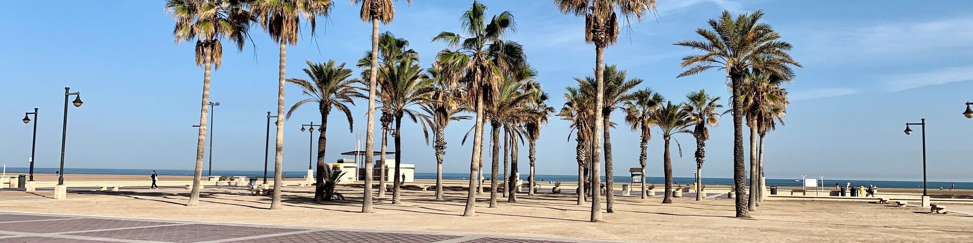 La playa en invierno .
Even at winter the beach is still tempting .