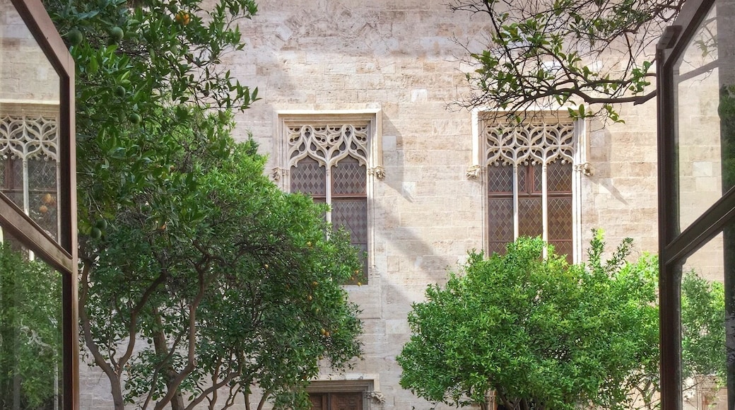 👆🏼This beauty👆🏼, is the first thing you'll see: the courtyard of the orange trees. The "Lonja" was built in the 15th century and here is where merchants from all over the 🌍 closed their deals. Parties in honour of the Habsburg dynasty were held in this courtyard. (I wonder why 😂😂. Being honest, I wouldn't mind having one at my place to celebrate with friends!)
•••••••••••••••••••••••••••••
👆🏼Esto👆🏼, es lo primero que veréis nada más entrar: el patio de los naranjos. ¿Cómo es de bonito? La Lonja se construyó en el siglo XV y aquí, comerciantes de todo el 🌍 cerraban sus tratos. En este patio, además, se celebraron fiestas en honor de la dinastía de los Austria. (Y a mí que no me extraña. ¡Ya me gustaría tener uno así en casa para invitar a mis amigos! 😂😂)