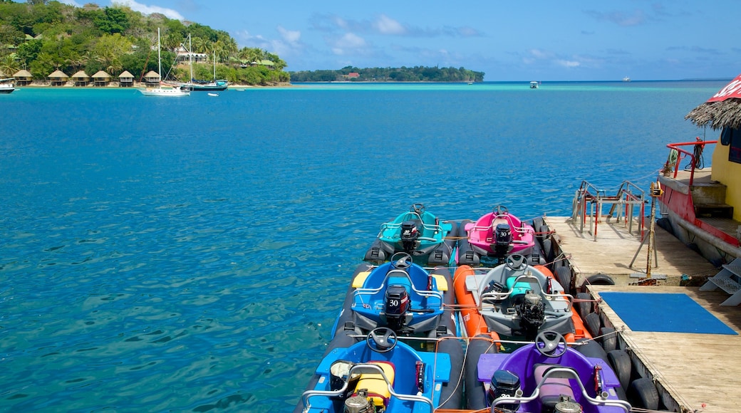 Port Vila toont jetskiën, algemene kustgezichten en een baai of haven
