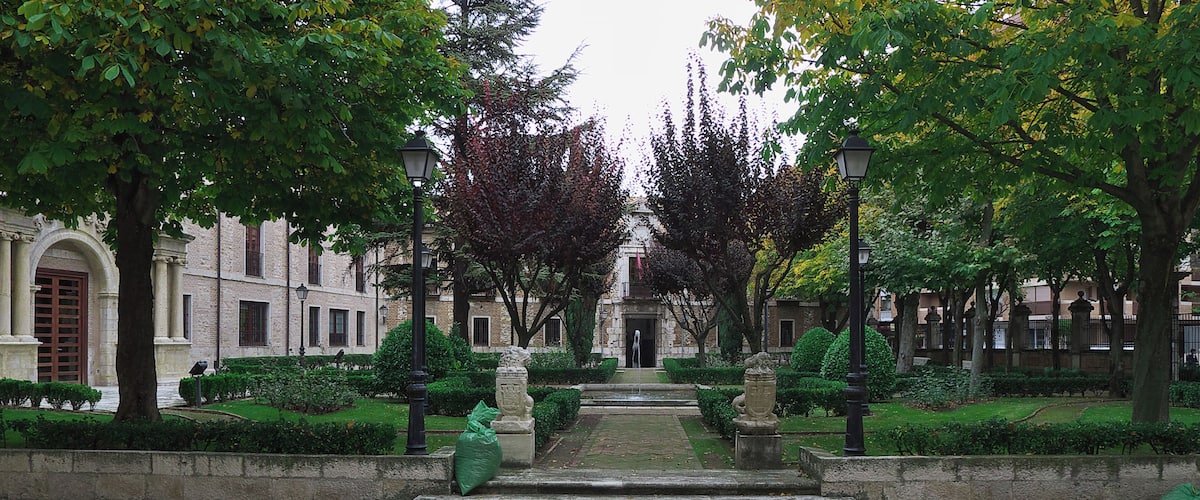 Jardín y hospedería del colegio.