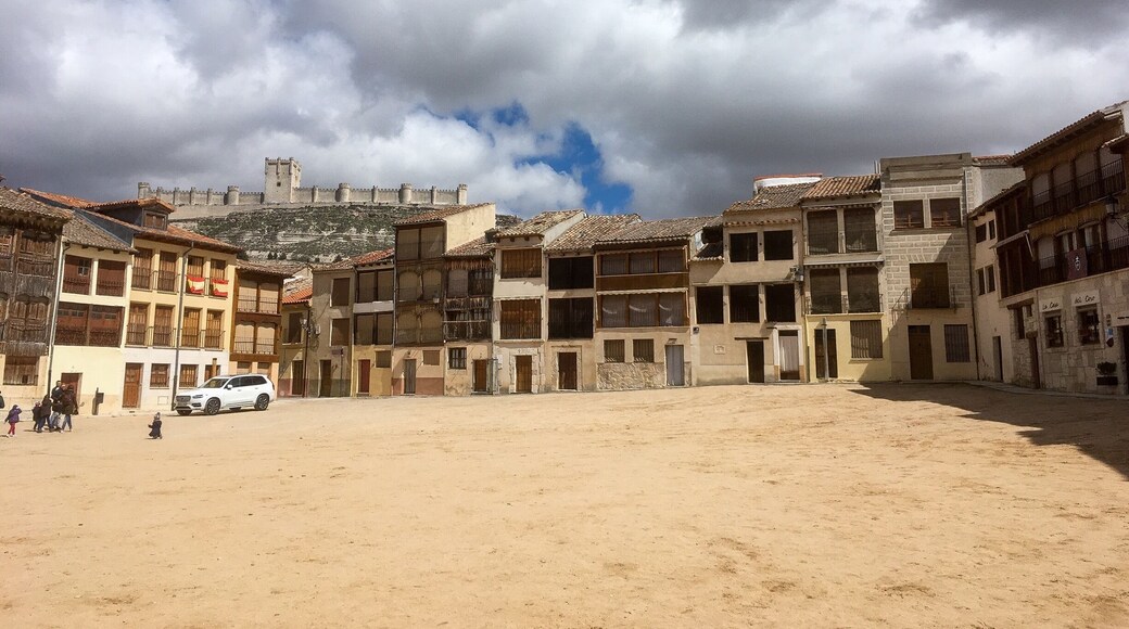 #peñafiel #spain #lifeatexpedia #castle #wine #cheese
In Valladolid province, we find Peñafiel where you can enjoy an excellent Ribera del Duero wine and delicious cheese.
Donât miss the wineries and Plaza Mayor accompanied by its guardian, the Castle