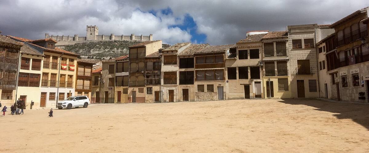 #peñafiel #spain #lifeatexpedia #castle #wine #cheese
In Valladolid province, we find Peñafiel where you can enjoy an excellent Ribera del Duero wine and delicious cheese.
Don’t miss the wineries and Plaza Mayor accompanied by its guardian, the Castle