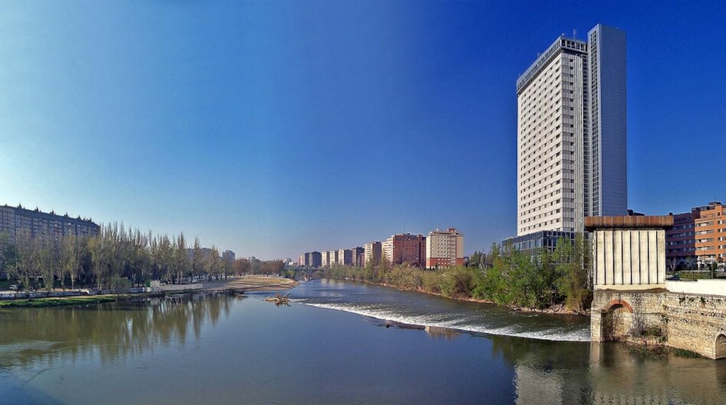 Valladolid, Río Pisuerga y Edificio Duque de Lerma