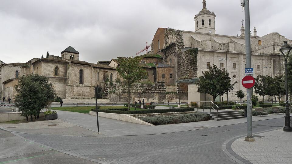 Restos de la antigua colegiata.