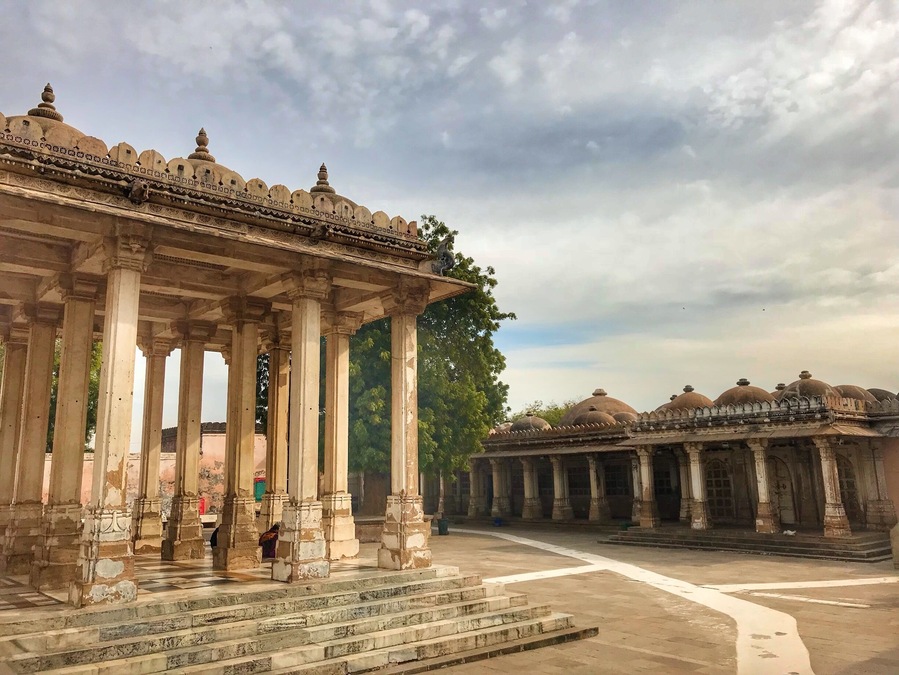Sarkhej Roza is called the “Acropolis of Ahmedabad”. Its grand because of the stone carvings. It was here that the idea of Ahmedabad was born.
#worldheritagesite