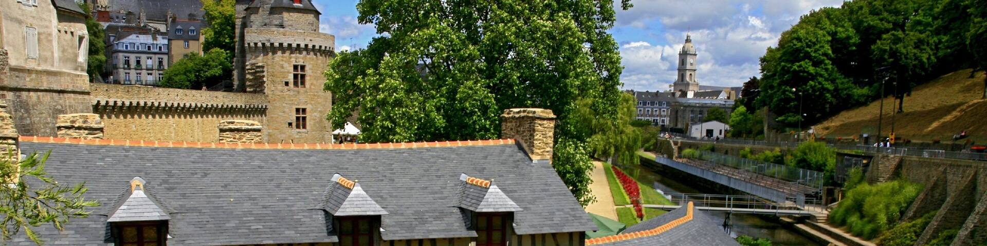 Vannes which includes heritage architecture, a city and a river or creek