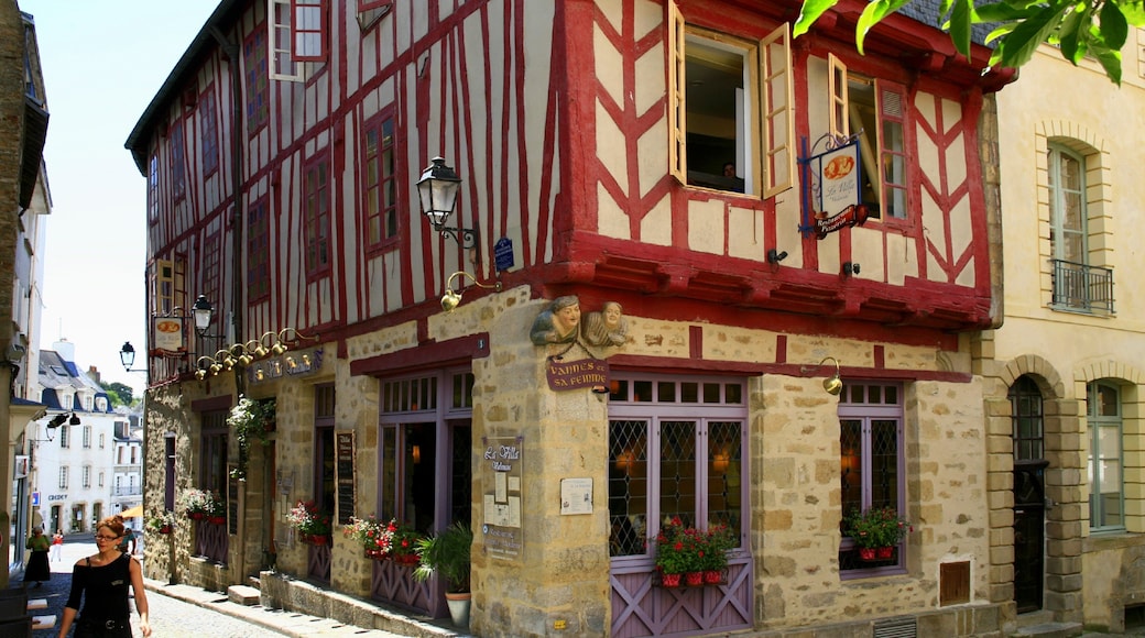 Vannes montrant une maison, une petite ville ou un village et scĂšnes de rue