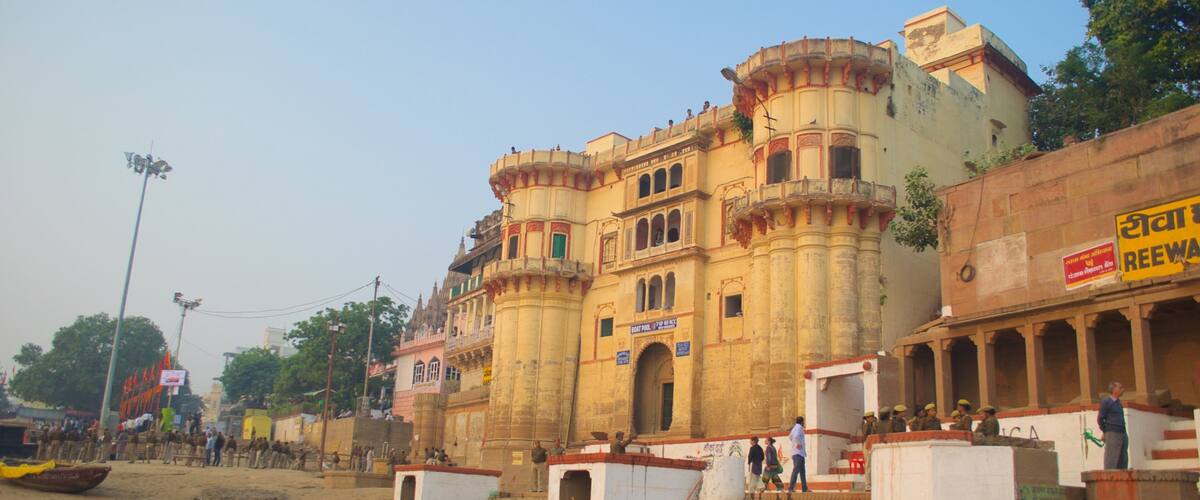 Varanasi welches beinhaltet historische Architektur und Stadt
