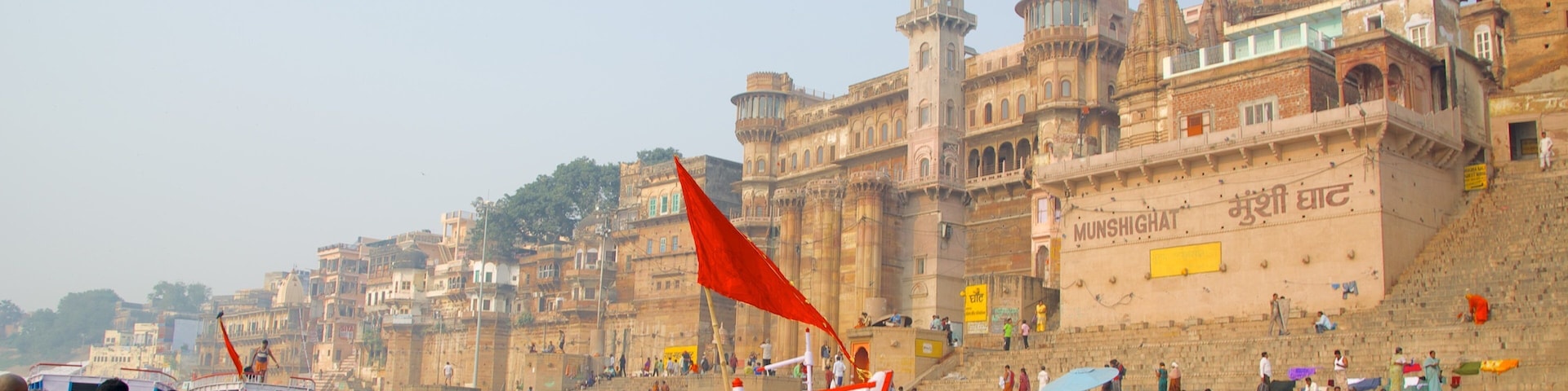 Varanasi welches beinhaltet Bucht oder Hafen, Bootfahren und Küstenort