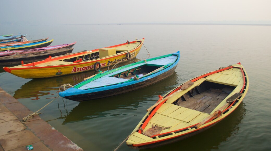 Bénarès qui includes navigation et baie ou port