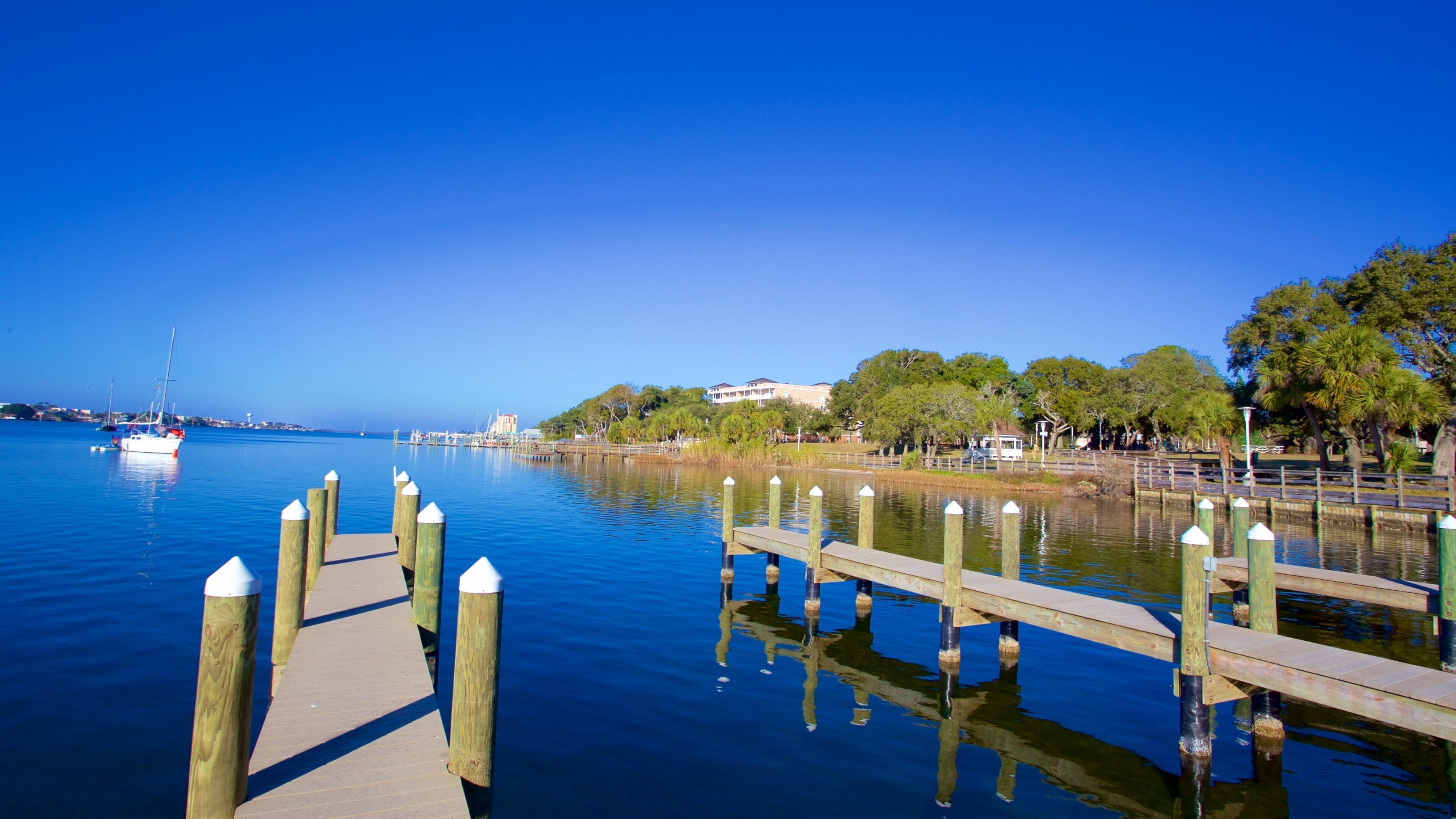 Fort Walton Beach which includes a bay or harbor