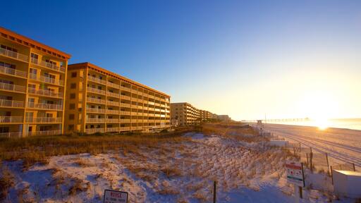 Fort Walton Beach que incluye una playa, un atardecer y un hotel