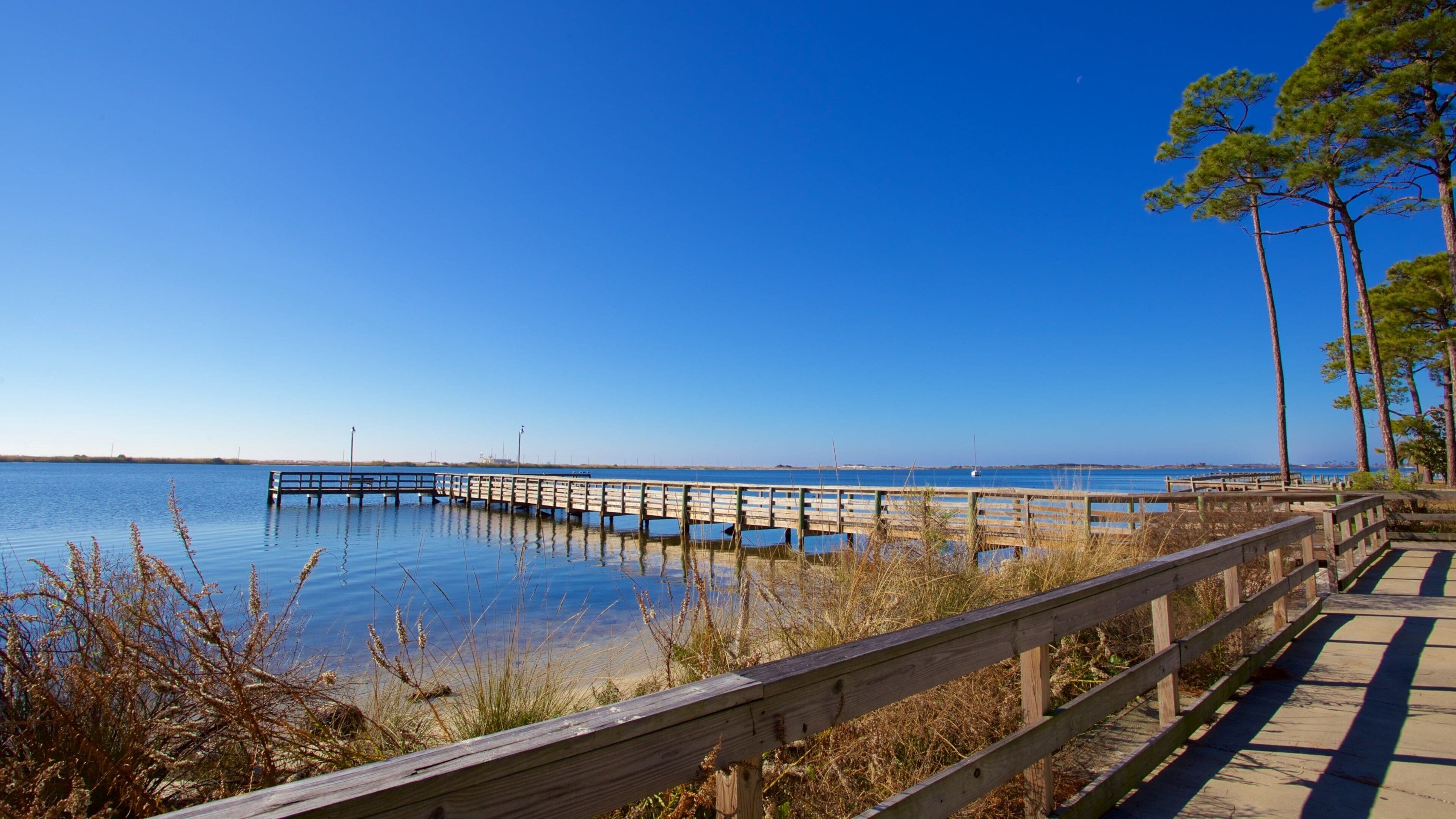 Fort Walton Beach ofreciendo un lago o laguna