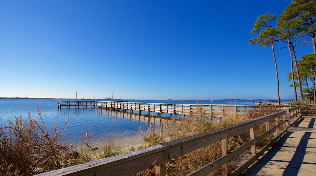 Fort Walton Beach which includes a lake or waterhole