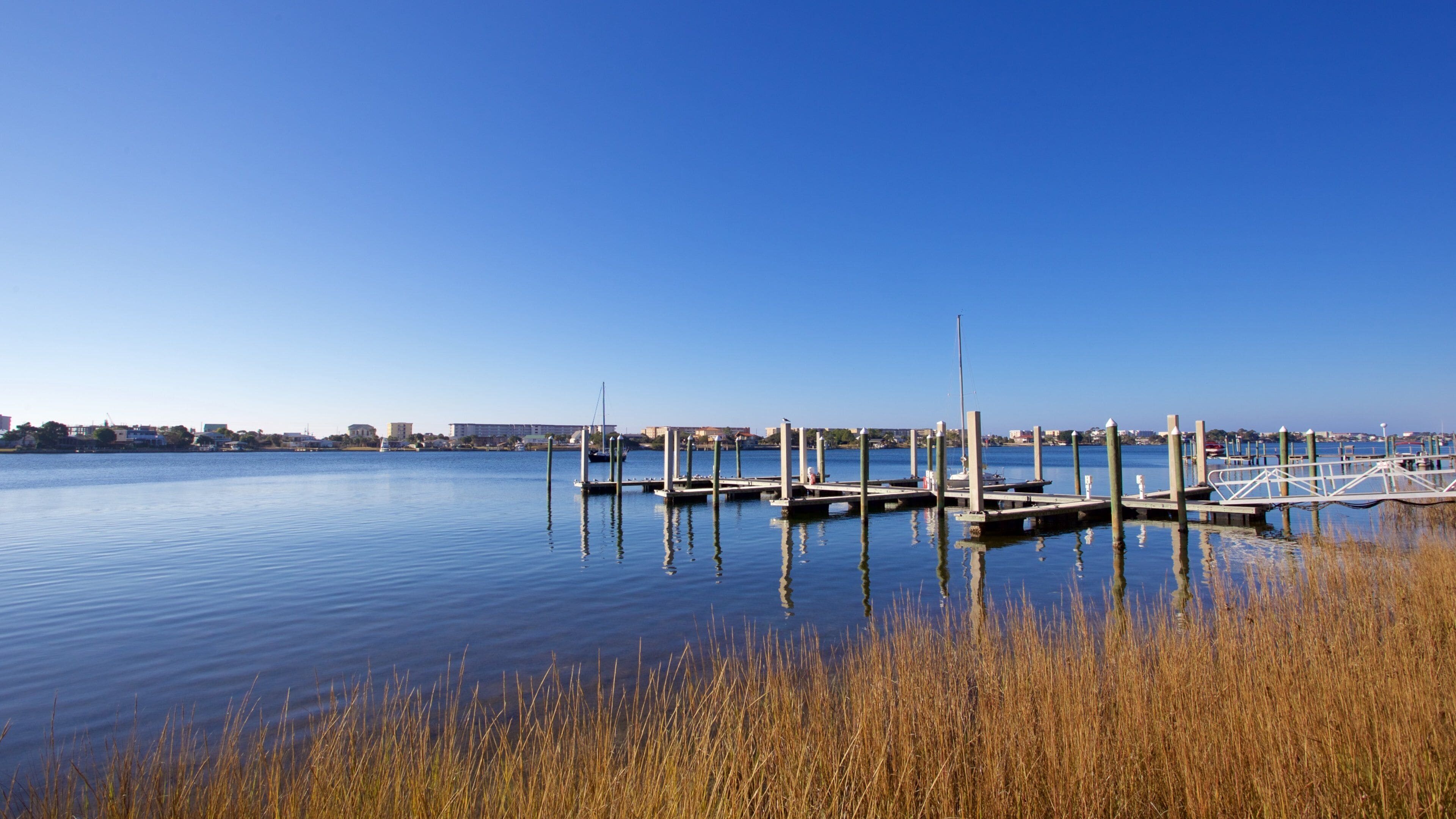 Fort Walton Beach showing a bay or harbor