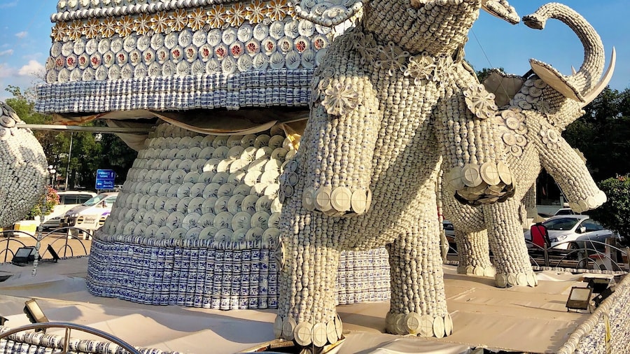 Statues near Patuxay monument