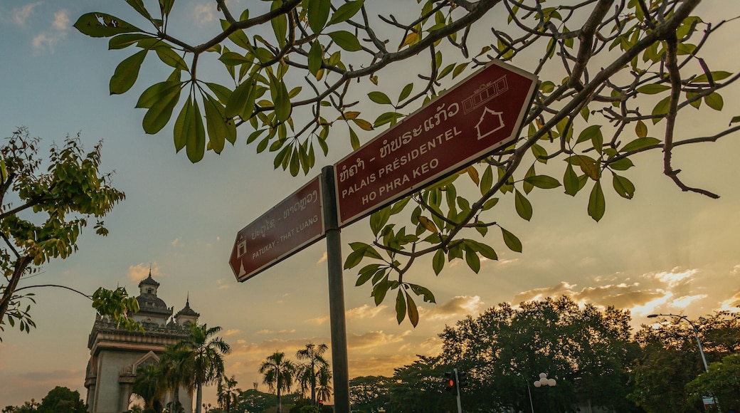 Patuxai Vientiane, Patuxai Vientiane Lao, Patuxai is a war monument in the center of Vientiane.