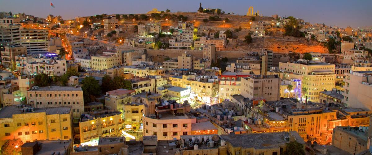 Ammán que incluye una ciudad, escenas nocturnas y vistas panorámicas