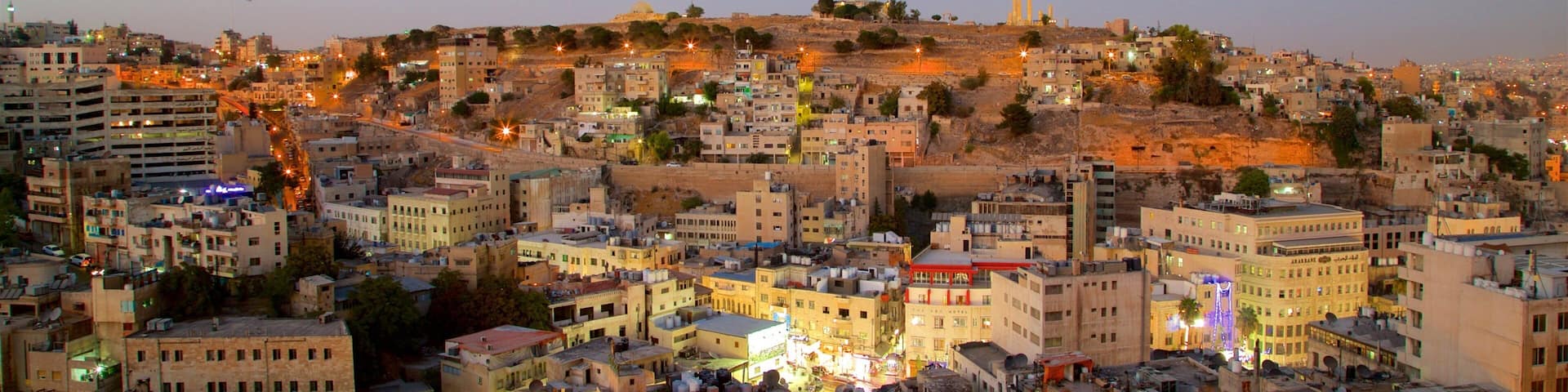Ammán ofreciendo escenas nocturnas, vistas de paisajes y una ciudad