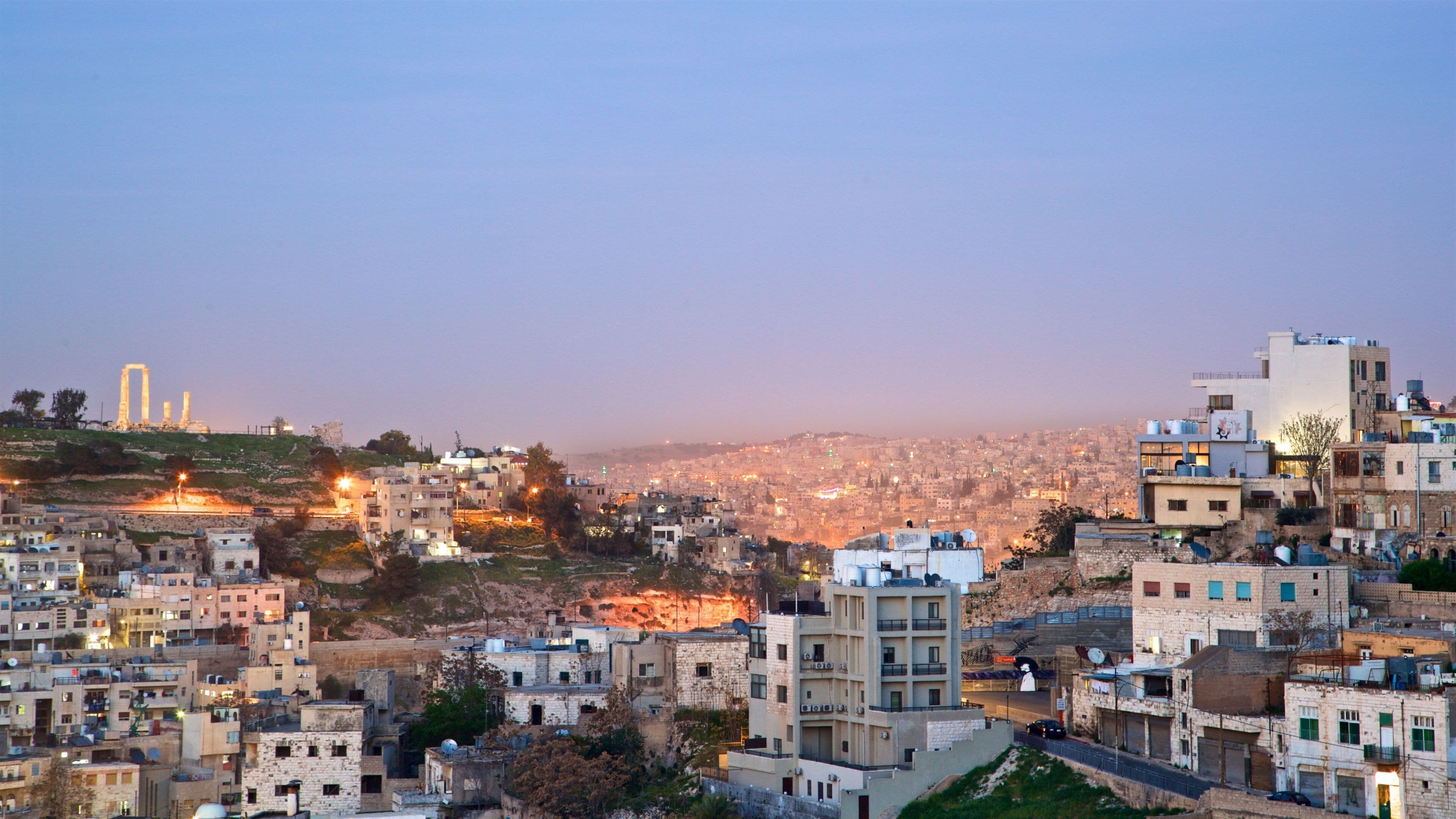 Amman welches beinhaltet Landschaften, Stadt und bei Nacht