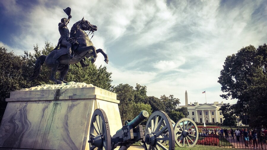 My daily stop on my run when I'm in town and the best view of the White House in my opinion. @lens4change