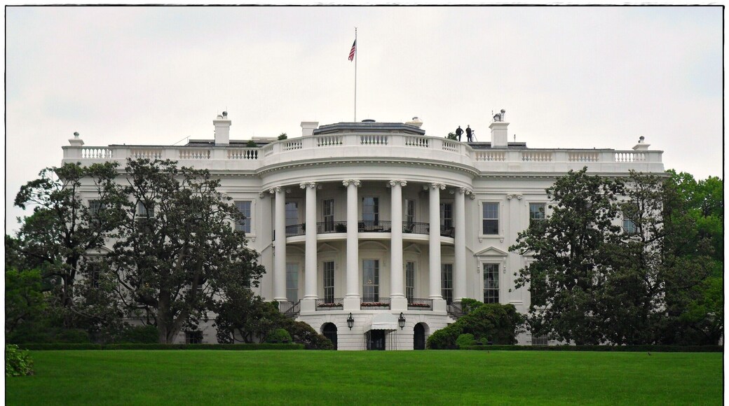 The most prestigious residence in America, as seen from the front lawn (inside the fence.) I was lucky enough to get a private tour, and got to see the gardens, the kitchens, and the press room (which is TINY.) The building is full of fascinating people and artifacts, and a place everyone should try to see in their lifetime.
Just don't run barefoot on the lawn. The snipers don't like it.
#usa #washington #beautifulbuildings #architecture