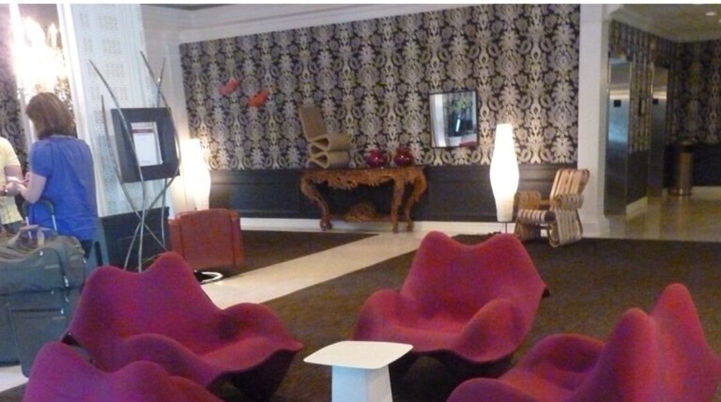 Lapidus design lobby