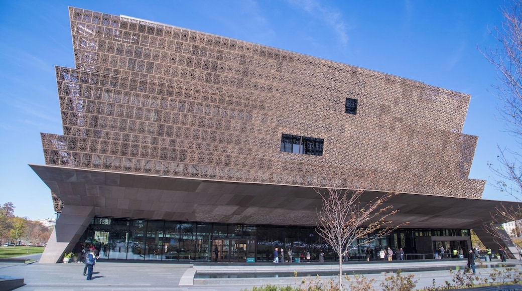 The National Museum of African American History contains exhibits that are fascinating, educational, and sometimes tragic in the way they depict the history of African Americans in the US. It is one of the most eye-opening museums I have ever visited, and a beautiful building to boot #stunningstructures #washingtondc #museum