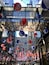 Un bâtiment moderne doté d’une façade en verre et de nombreuses ballons rouges, blancs et bleus suspendus au plafond.