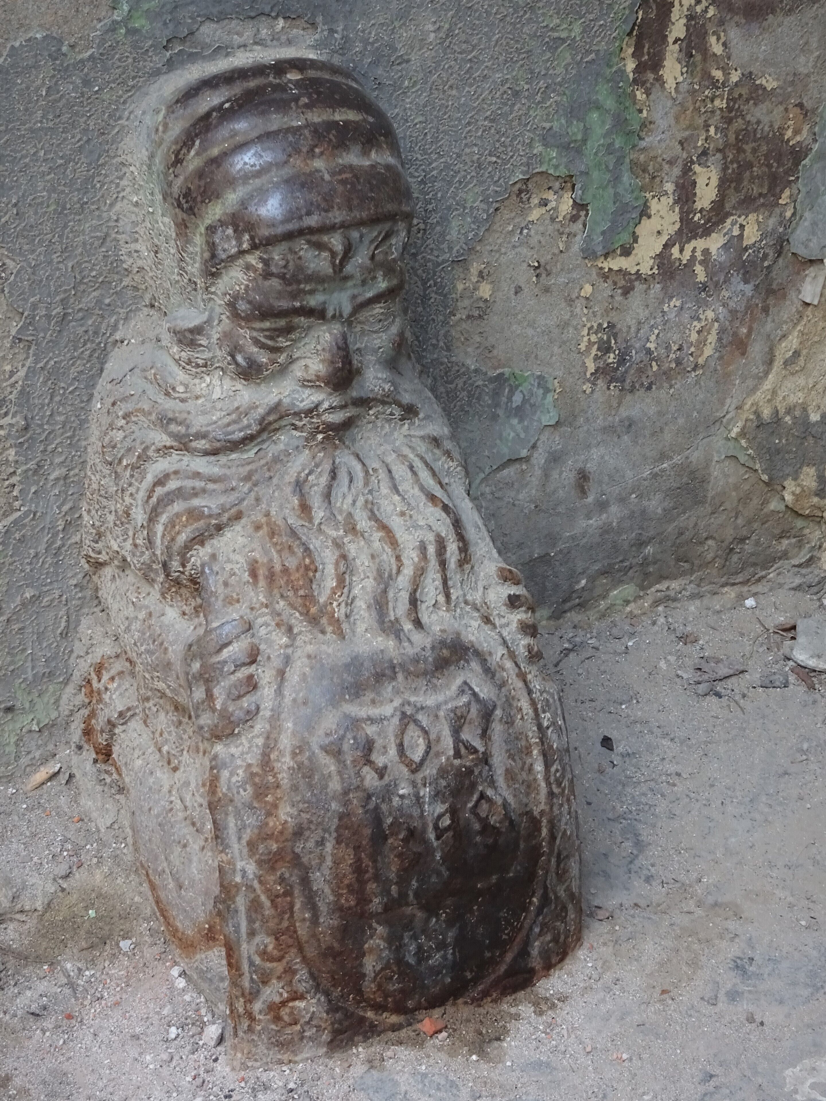 This is a “guard stone”, a protecting stone and exterior architectural element located at the corner and/or foot of gates and doors to prevent damage from vehicle tires and wheels. Location: Prozna (street), old Jewish quarter. #Warsaw #Details  #warsawghetto