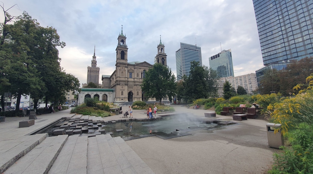 Nice place to rest in city centre of Warsaw with green, benches and a small fountain.