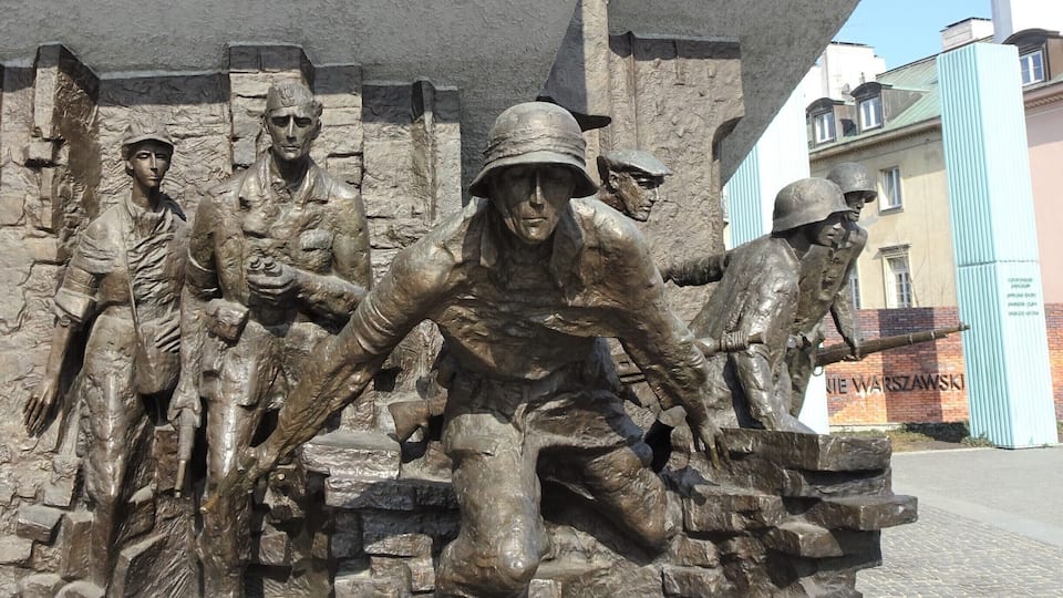 The razing of the city
The monument illustrates the “Warsaw Uprising”. In the summer of 1944 the Polish underground resistance tried to liberate Warsaw from German occupation. The uprising was timed to coincide with the retreat of the German forces from Poland ahead of the Soviet advance. But while approaching the eastern suburbs of the city, the Red Army halted combat operations, enabling the Germans to defeat the Polish resistance and to raze the city in reprisal. #Warsaw #Details #History