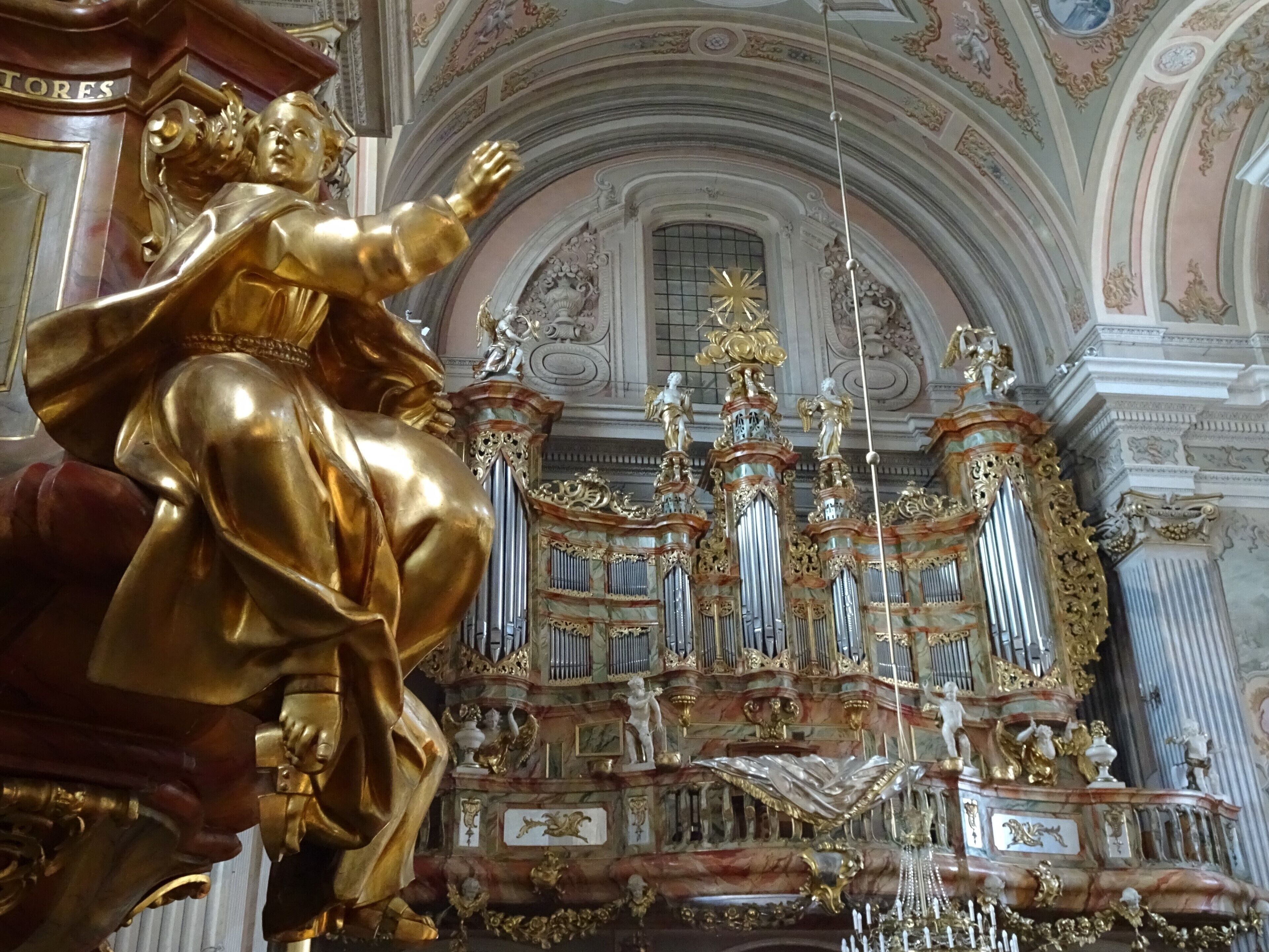 The organ (18th century) of the St. Anne’s church is one of the jewels of the rich baroque interior. #Warsaw  #Details  #Trovember