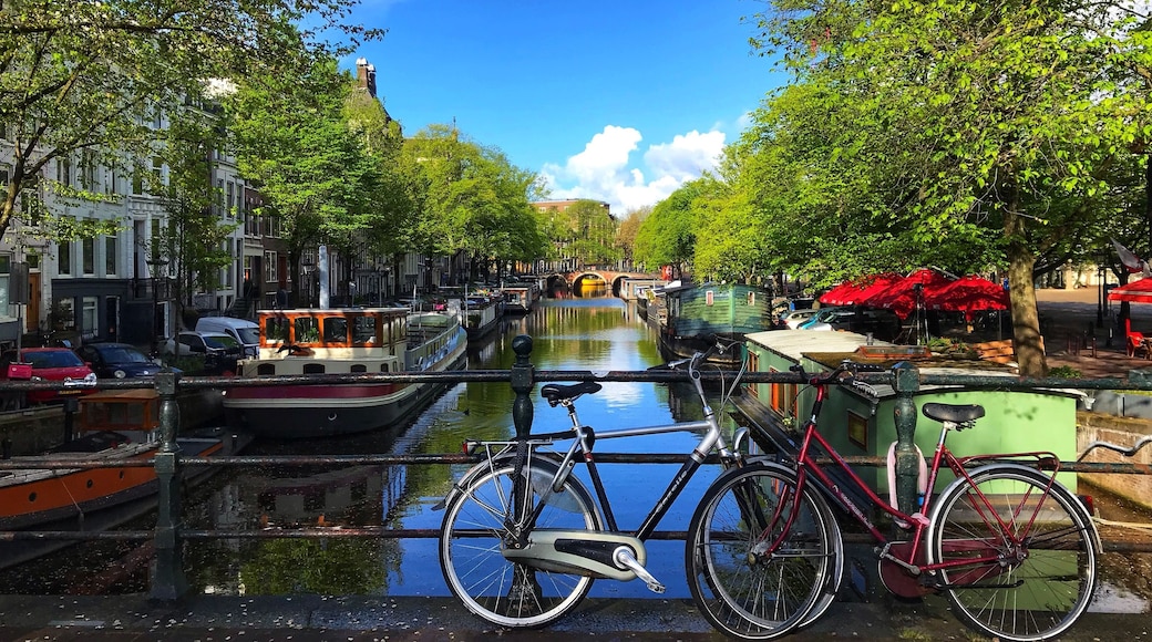 Canals and bikes, what else could be more Dutch? #lifeatexpedia