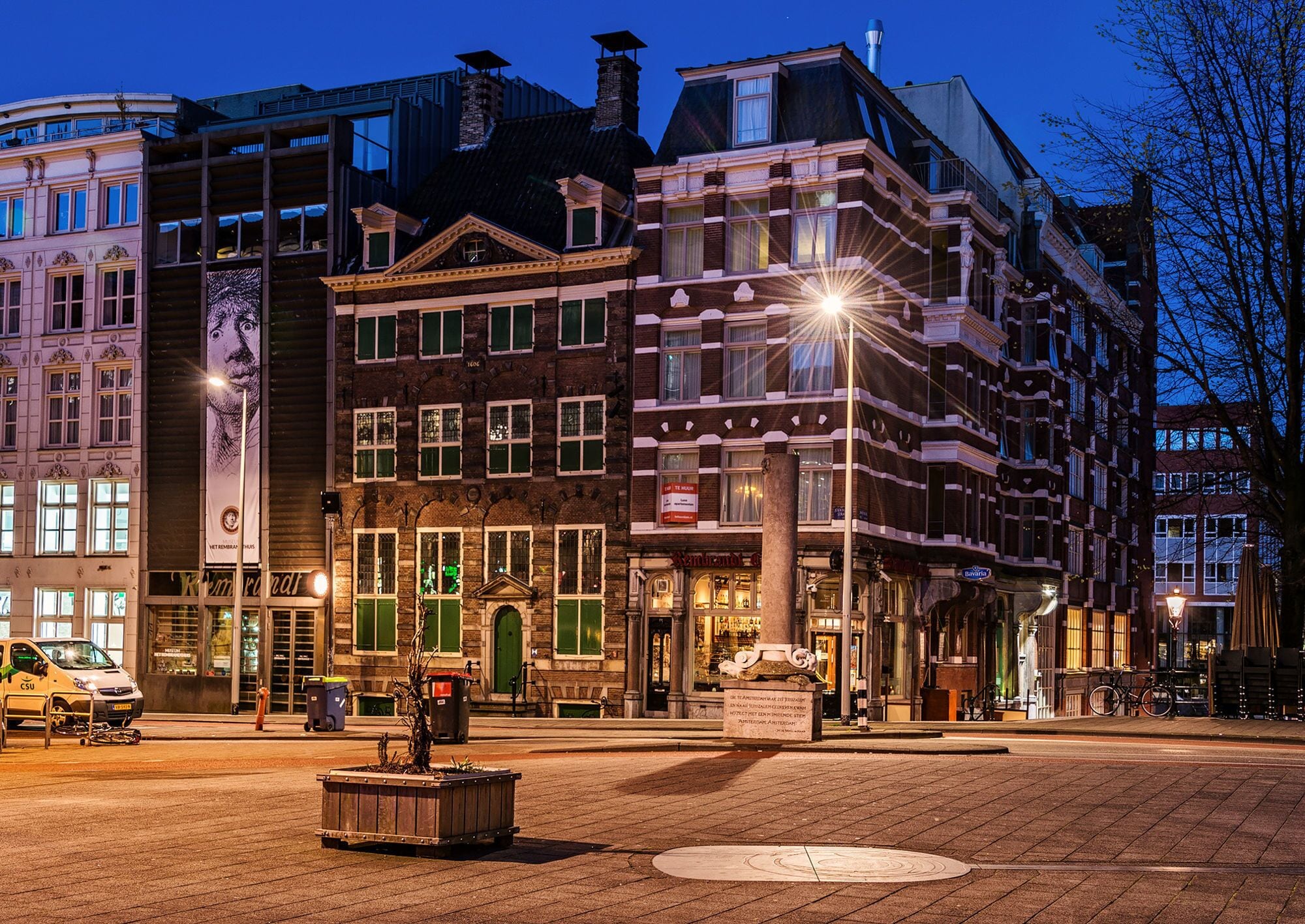 The brick three-story building with four windows is the Rembrandt House Museum. The artist bought the house in 1639, paying a rather large amount of 13 thousand guilders for those times. We can say that the most important events in his life took place in this house - the son Titus was born, and the beloved wife Saskia died a year later. Here he wrote his famous "Night Watch" and began to collect a collection of works of art. The house stood in the Jewish quarter and some of its residents posed for Rembrandt as models. With them, he wrote sketches and paintings on biblical scenes. In 1659, Rembrandt went bankrupt and was forced to sell all his property, including the house.