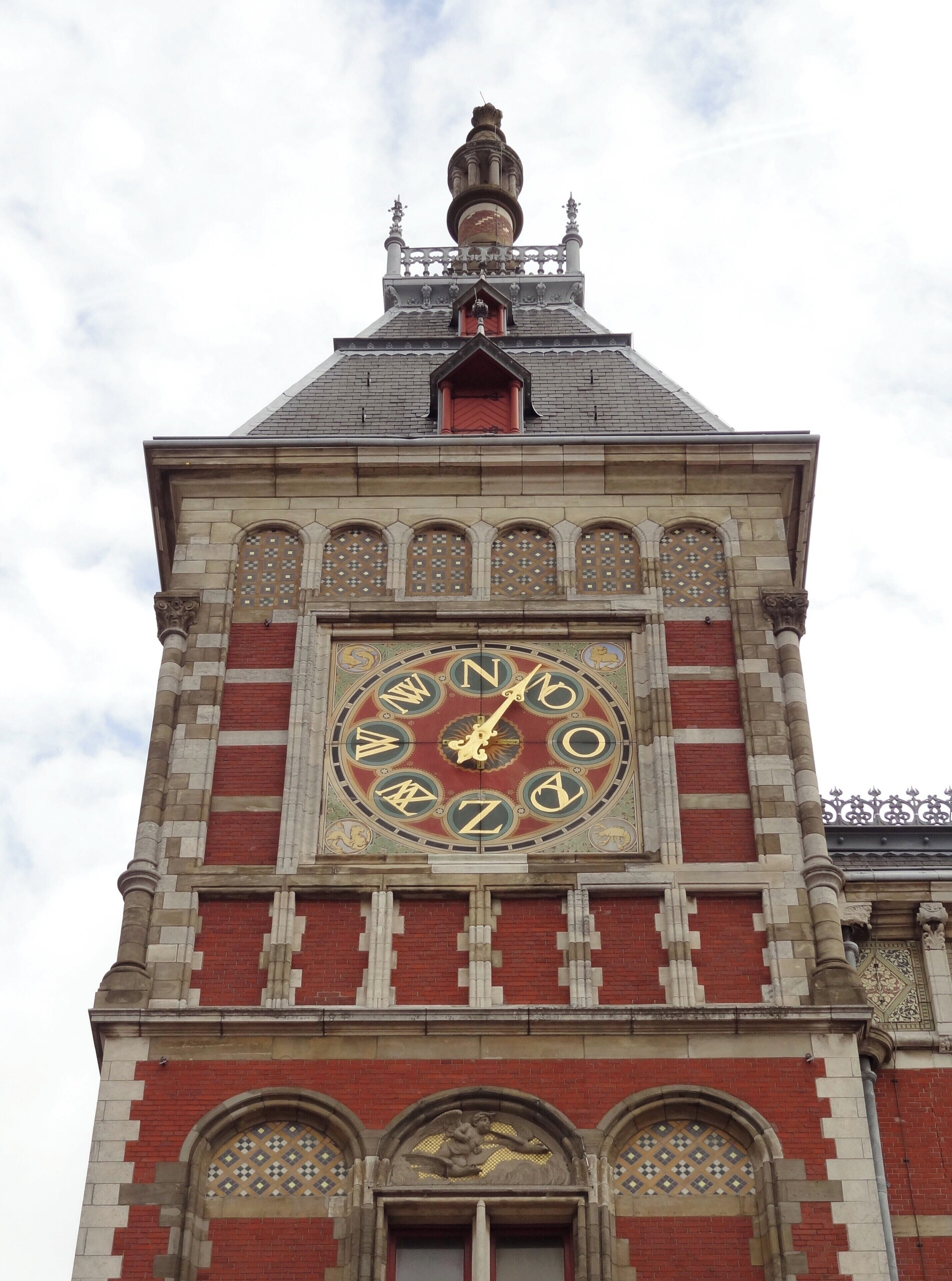 #Amsterdam #holand

Fachada impressionantemente bela. Mesmo que você não vá viajar de trem, vale a pena visitar esta estação só para se deslumbrar com os detalhes da sua fachada. A construção é do final do século XIX e o estilo é gótico renascentista.