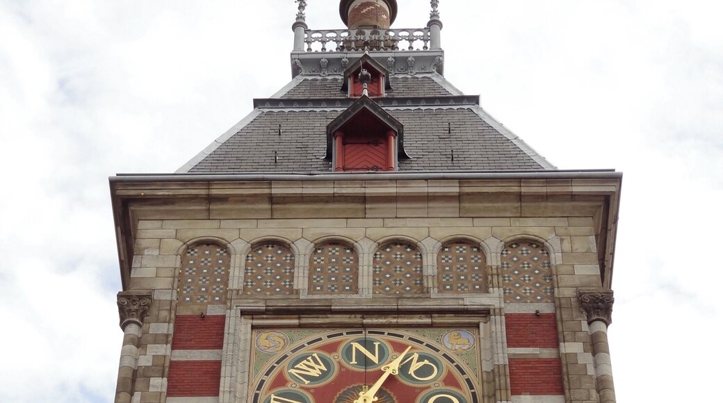 #Amsterdam #holand
Fachada impressionantemente bela. Mesmo que vocĂȘ nĂŁo vĂĄ viajar de trem, vale a pena visitar esta estação sĂł para se deslumbrar com os detalhes da sua fachada. A construção Ă© do final do sĂ©culo XIX e o estilo Ă© gĂłtico renascentista.