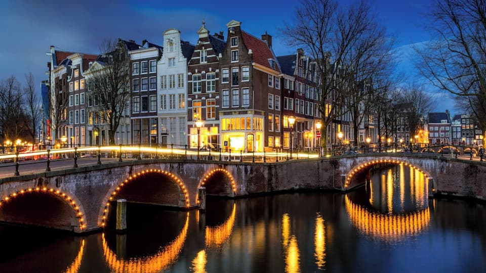 After arriving at my airbnb I went out to find a good place to shoot for later. I found a spot that was literally on the corner of where I was staying and thought it would be perfect when the lights came on and got darker. I soon came to realise after searching for good Amsterdam photography spots that this was top of the list. I thought it was a nice coincidence. #BvsCities