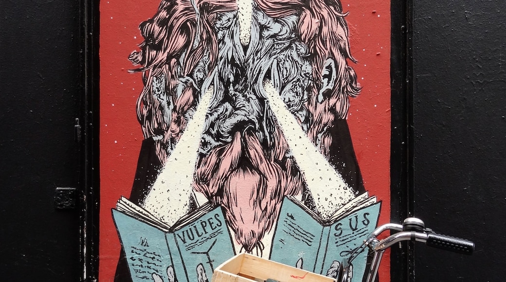 #StreetArt #Amsterdam
Como na maioria das grandes cidades, em Amsterdam também é fácil encontrar arte de rua.
As in most major cities, it is also easy to find street art in Amsterdam.