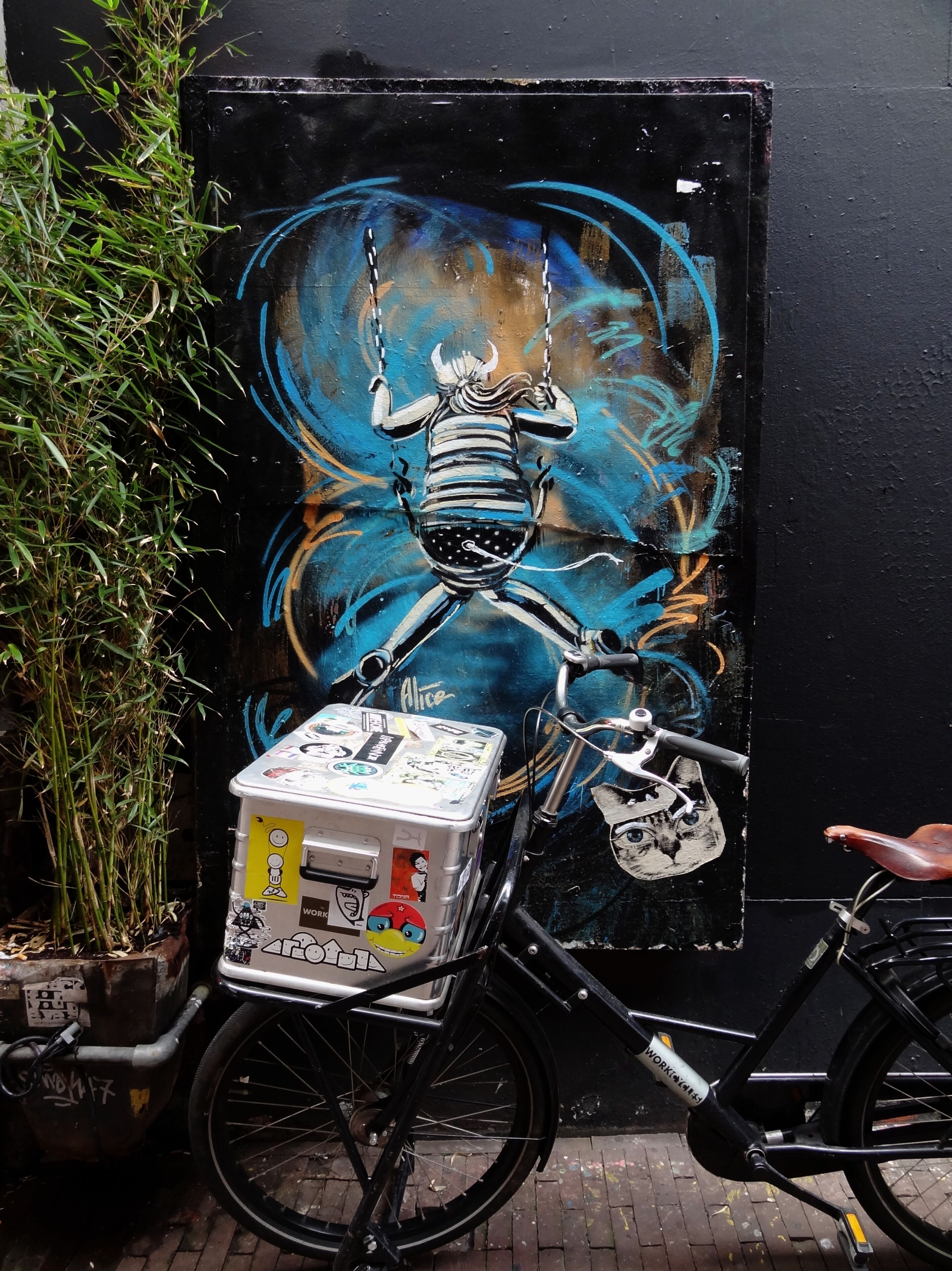 #StreetArt #Amsterdam

Como na maioria das grandes cidades, em Amsterdam também é fácil encontrar arte de rua.

As in most major cities, it is also easy to find street art in Amsterdam.