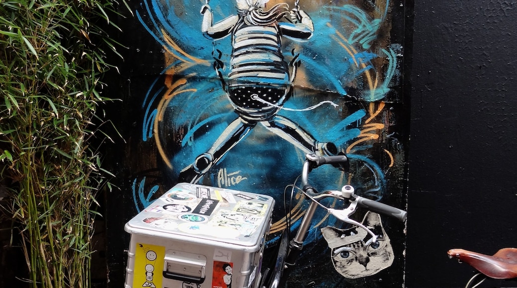 #StreetArt #Amsterdam
Como na maioria das grandes cidades, em Amsterdam também é fácil encontrar arte de rua.
As in most major cities, it is also easy to find street art in Amsterdam.