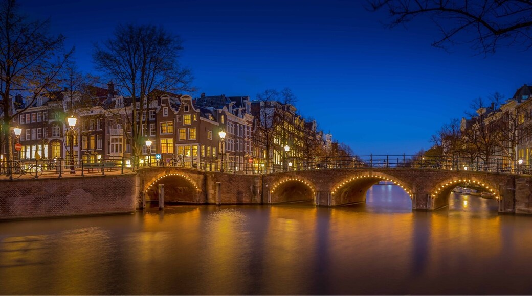 Junction of Reguliersgracht and Keizersgracht
JUST FOLLOW THE PIN TO GET THERE 📌
⬇️⬇️ Make my day and follow me also at: ⬇️⬇️
https://www.instagram.com/denniskuh1896/
https://www.facebook.com/dennisdondersphotography/
https://500px.com/dennisdonders
www.flickr.com/photos/denniskuh1896