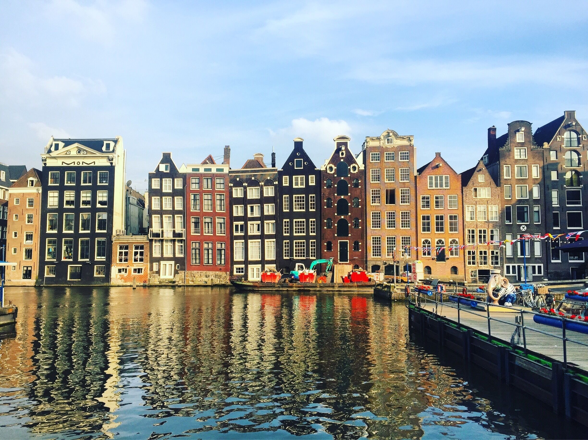 Un canal con edificios reflejados en el agua.