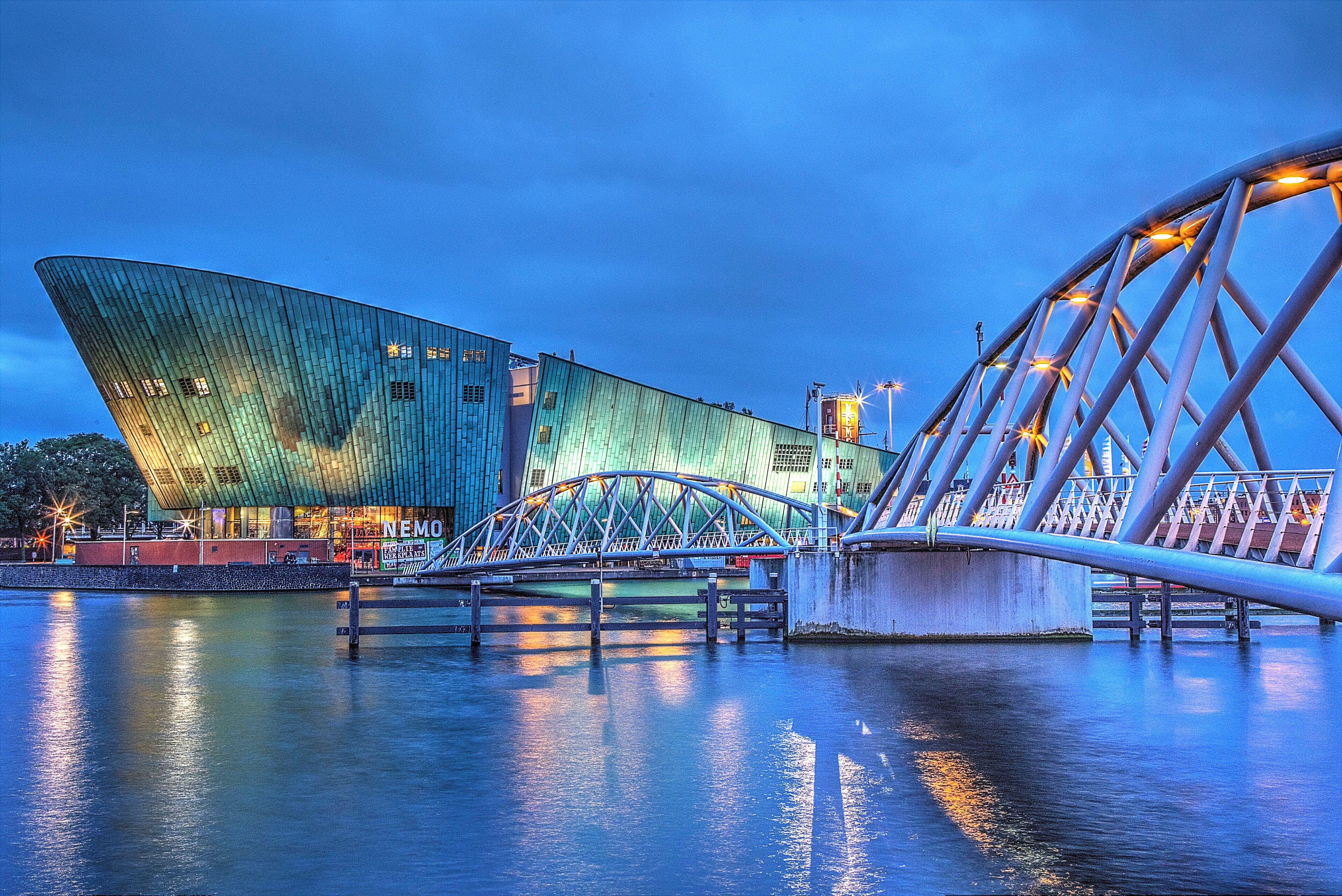 a stunning modern building in the heart of Amsterdam.
It is especially worth seeing at night.