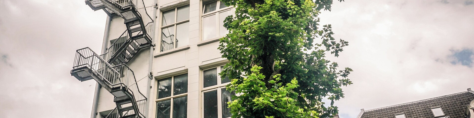 During the month of June is possible to enter the secret gardens of Amsterdam. Is is an amazing way to discover the hidden gems on the backyards of the houses, palaces and museums of the city #Trovember.